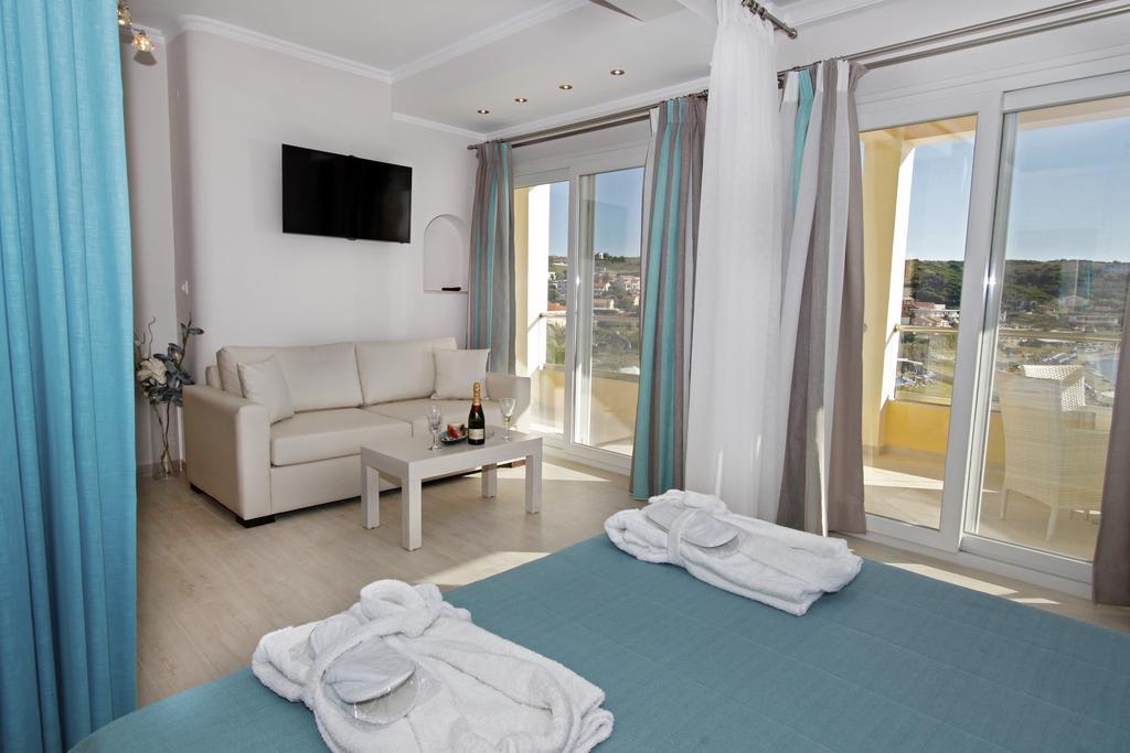 Paralia Luxury Suites Agios Stefanos Avliotes  Rum bild