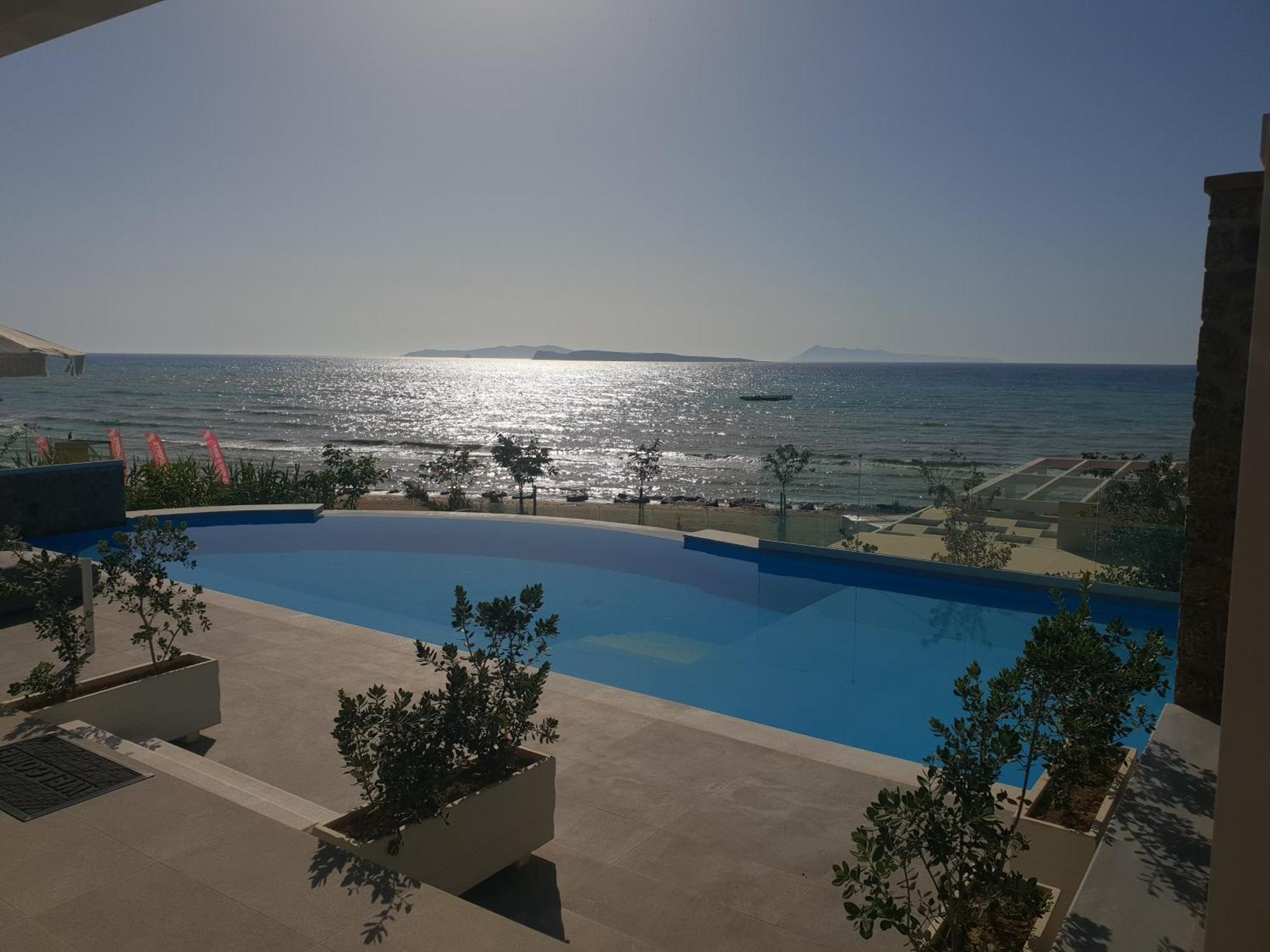 Paralia Luxury Suites Agios Stefanos Avliotes  Exteriör bild