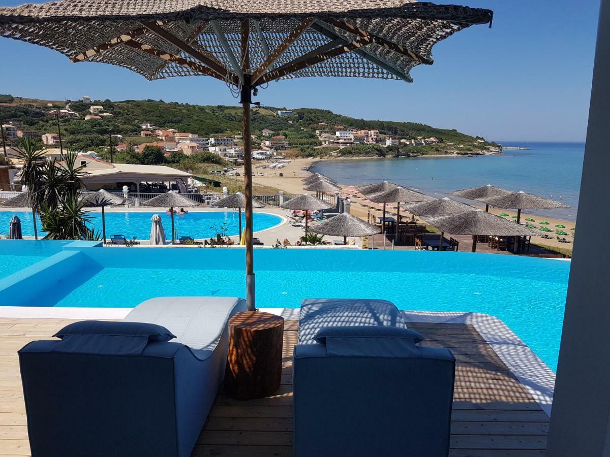 Paralia Luxury Suites Agios Stefanos Avliotes  Rum bild